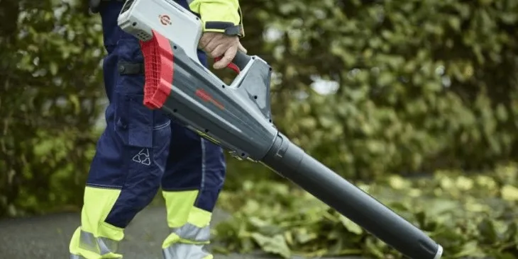 dmuchawa-do-lisci-akumulatorowa-cramer-82b1000-zasilanie-akumulatorowe