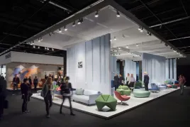 biala-podloga-z-zywicy-na-expo-wystawe-stoisko-targowe-showroom-sklep-sika