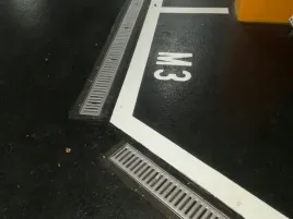 biala-zywica-epoksydowa-farba-do-malowania-betonu-pasow-linii-na-parkingu