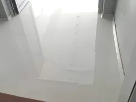 biala-zywica-na-beton-sika-zamiast-wykladziny-pcv-linoleum-do-biura-wc-9003