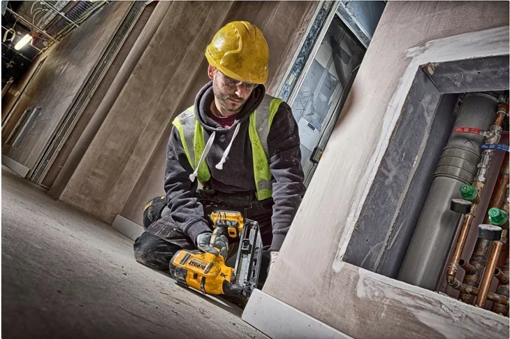 dewalt-dcn692p2-gwozdziarka-zestaw-zasilajacy-zasilanie-akumulatorowe