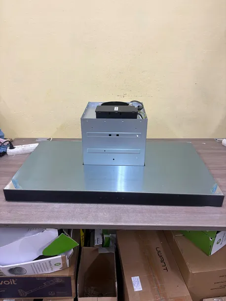 okap-scienny-90cm-comfee-chw-7-9m77a3-midea-kontrola-gestow-650m3-kolor-dominujacy-srebrny-szary
