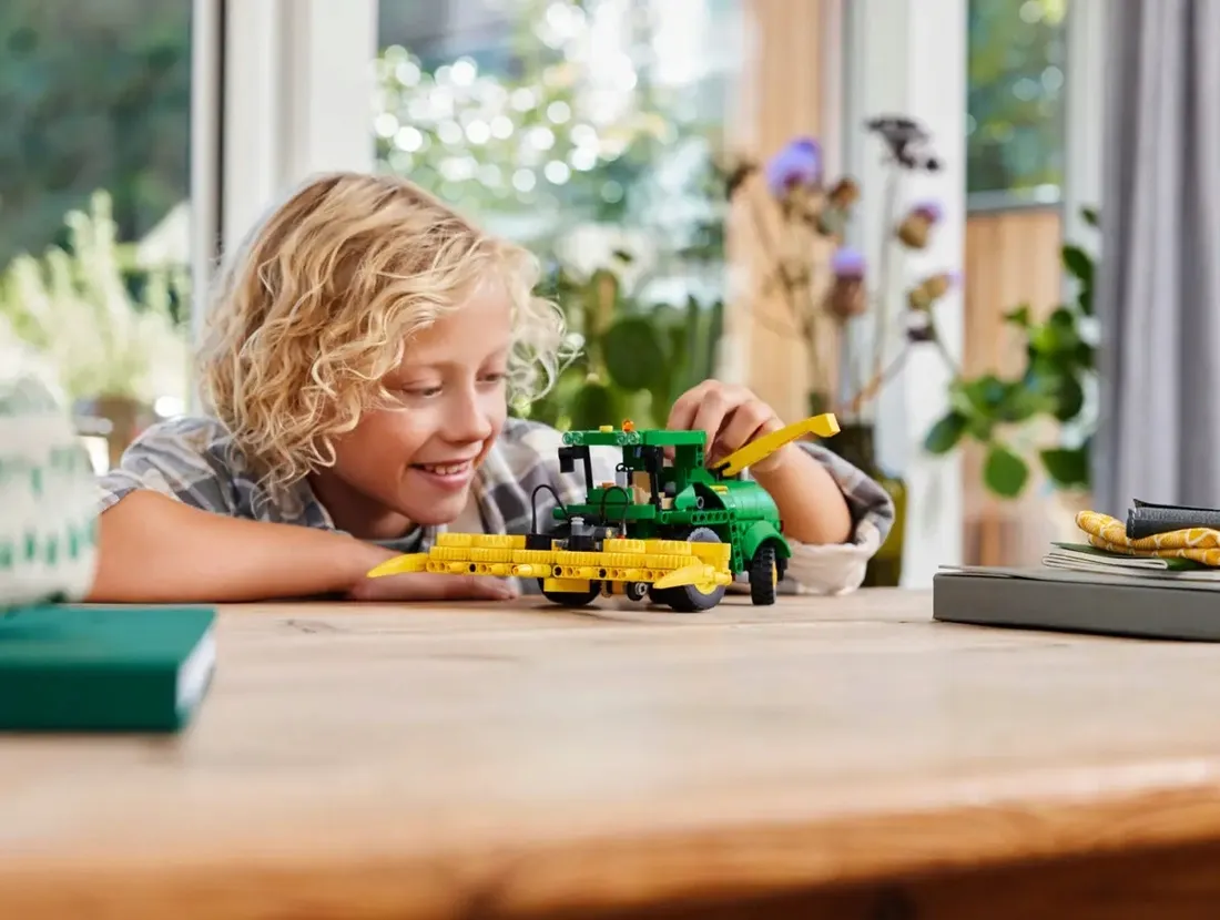 lego-technic-john-deere-9700-forage-harvester-42168