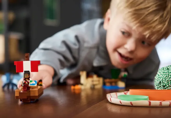 lego-minecraft-rejs-statkiem-pirackim-21259-nazwa-zestawu-minecraft-21259-zeglowanie-statkiem-pirackim
