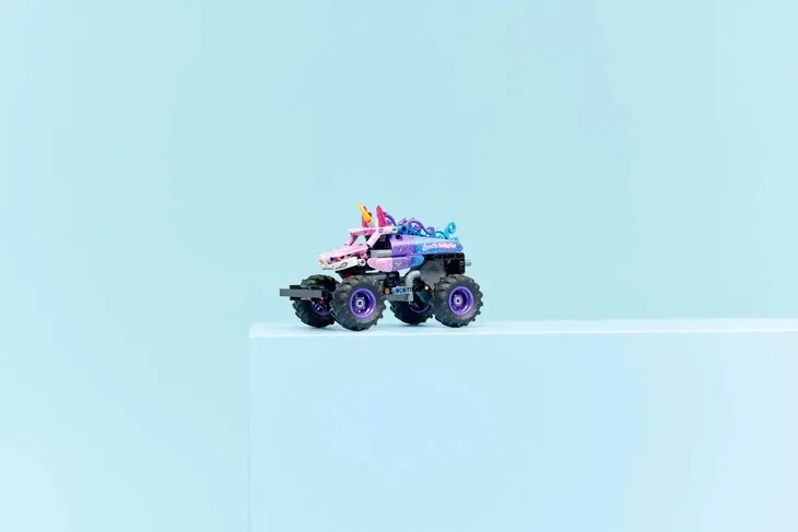 42220-lego-technic-monster-jam-sparkle-smash-z-napedem-typu-pull-back-material-plastik
