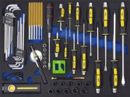 klucze-wkretaki-pokretlo-nasadki-wybijaki-latarka