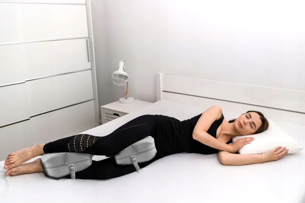 poduszki-ortopedyczne-do-spania-na-boku-i-brzuchu-profilowana-miedzy-nogi