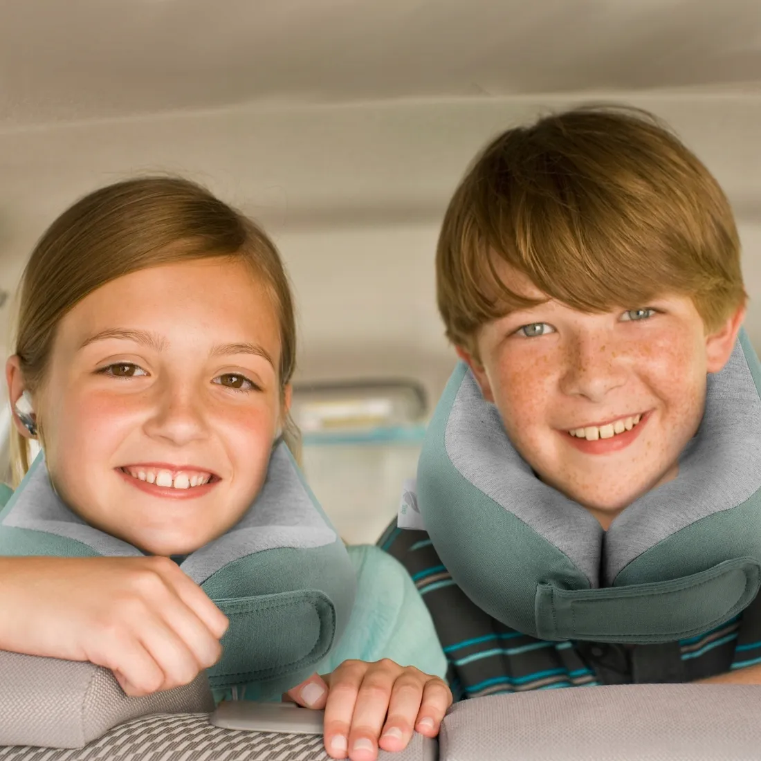 poduszka-podrozna-dla-dzieci-turystyczna-rogal-na-szyje-do-samochodu-memory