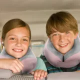 poduszka-podrozna-dla-dzieci-turystyczna-rogal-na-szyje-do-samochodu-memory-kolor-rozowy