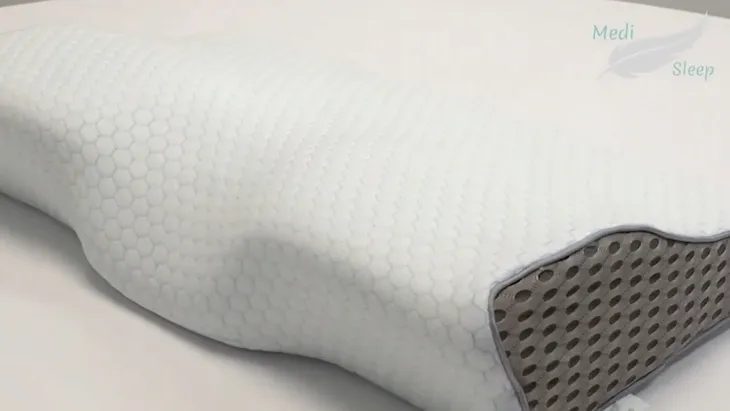 poduszka-ortopedyczna-do-spania-na-boku-i-brzuchu-profilowana-pianka-memory-marka-medi-sleep