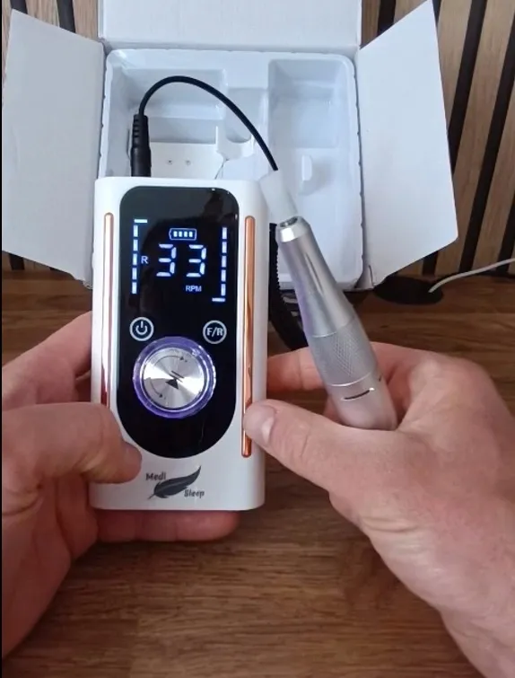 profesjonalna-frezarka-i-lampa-do-paznokci-manicure-pedicure-45-tys-obr-min