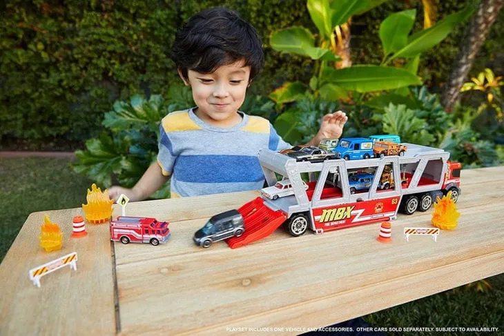matchbox-transporter-woz-strazacki-akcesoria-kolor-wielokolorowy