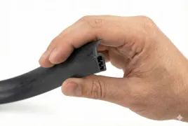 uszczelka-krawedziowa-na-rant-ozdobna-maskujaca-drzwi-szyby-z-pletwa-1m-t49