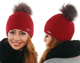 gladka-czapka-z-pomponem-futrzanym-a1