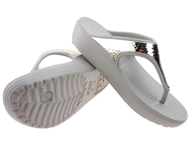 crocs-sloane-embellished-flip-platinum-365-kod-producenta-crocsloaneefpla