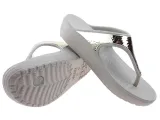 crocs-sloane-embellished-flip-platinum-365-kod-producenta-crocsloaneefpla