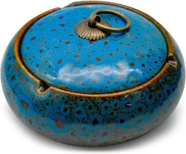 popielniczka-ceramiczna-z-pokrywka-niebieska-okragla-stabilna