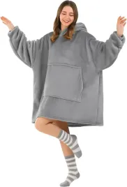 koc-z-kapturem-oversize-z-rekawami-i-kieszenia-cieply