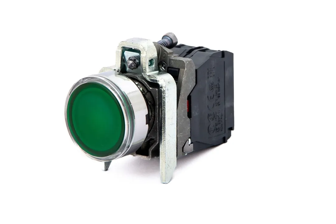 przycisk-plaski-led-24v-xb4bw33b5-schneider
