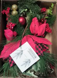 wianek-dekoracyjny-z-jarzebina-i-gwiazda-galazki-100percent-pe-bozonarodzeniowy