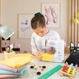 maszyna-do-szycia-dla-poczatkujacych-z-12-wbudowanymi-sciegami-na-prezent