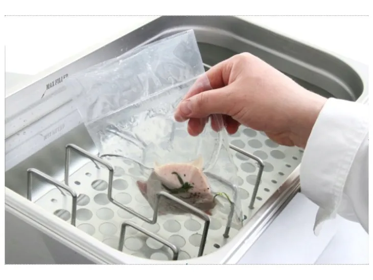 urzadzenie-sous-vide-gn-2-3-bezpieczenstwo-nienagrzewajace-sie-uchwyty-nozki-antyposlizgowe-zabezpieczenie-przed-przegrzaniem