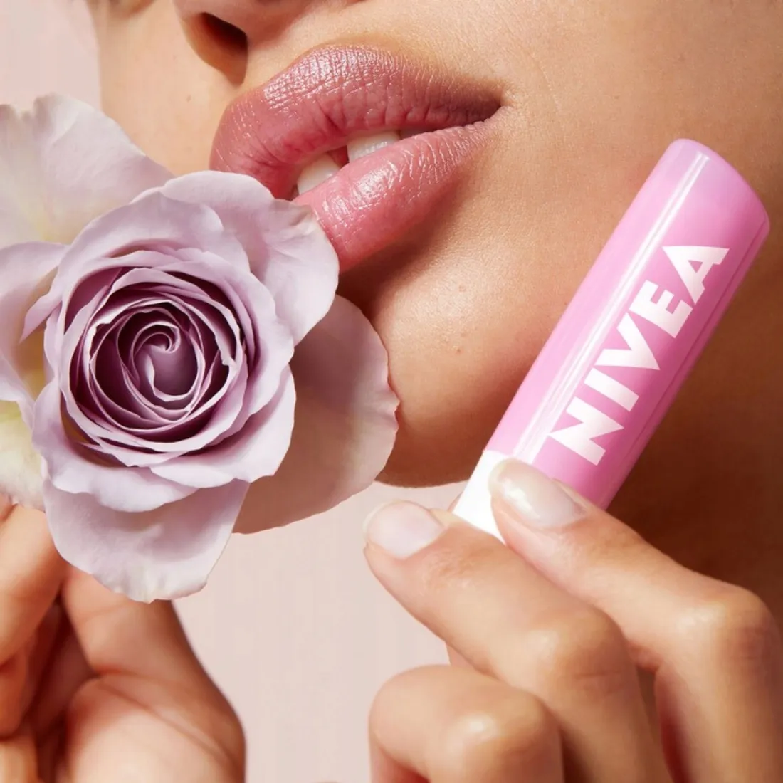 nivea-soft-rose-pielegnujaca-pomadka-do-ust-55-ml
