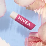 nivea-soft-rose-pielegnujaca-pomadka-do-ust-55-ml-wlasciwosci-nawilzajace-regenerujace