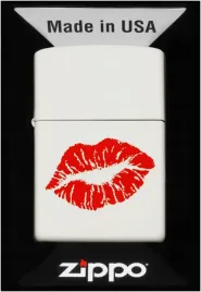zapalniczka-zippo-kiss-design-60007372-wiatroodporna-benzynowa