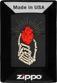zapalniczka-zippo-heart-in-hand-design-60007350-wiatroodporna-benzynowa