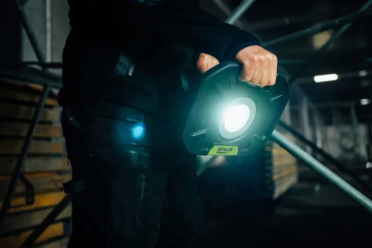 reflektor-led-naswietlacz-akumulatorowy-40w-glosniki-bluetooth-2x5w-4000-lm-kod-producenta-s-98813