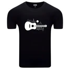 koszulka-meska-z-klasycznym-nadrukiem-zachecajacym-do-podrozy-z-gitara-xxl