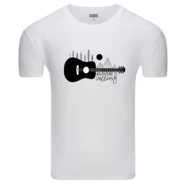 koszulka-meska-z-klasycznym-nadrukiem-zachecajacym-do-podrozy-z-gitara-l