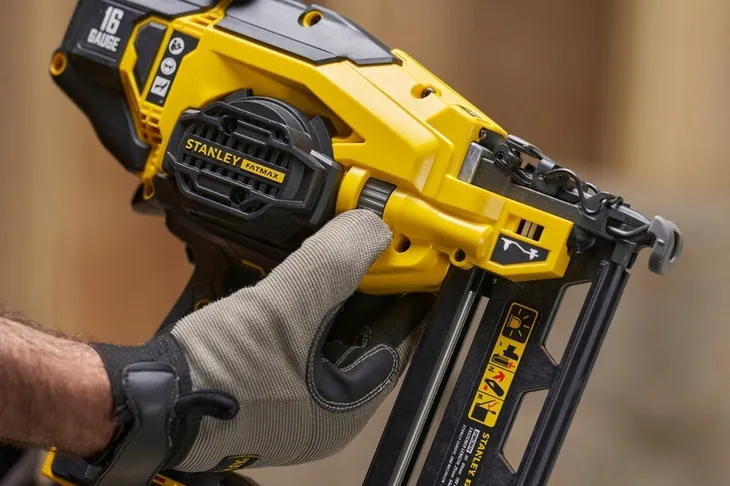 gwozdziarka-akumulatorowa-v20-18v-0-ah-informacje-dodatkowe-regulacja-glebokosci-wbijania