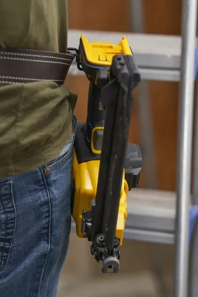 gwozdziarka-akumulatorowa-v20-18v-0-ah-waga-narzedzia-5-kg