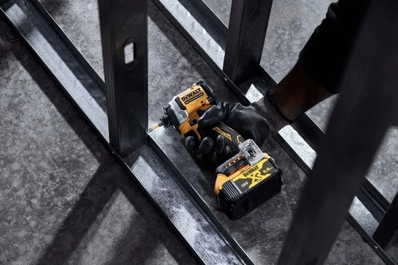 zakretarka-akumulatorowa-18v-1-4-2-5-0ah