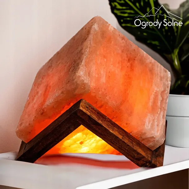 lampa-solna-szescian-na-drewnianej-podstawce-z-soli-himalajskiej-naturalna-marka-ogrody-solne