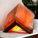 lampa-solna-szescian-na-drewnianej-podstawce-z-soli-himalajskiej-naturalna-marka-ogrody-solne