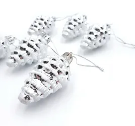 bombki-plastikowe-na-choinke-szyszki-srebrne-6-szt