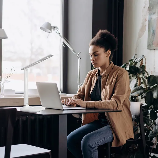 lampka-led-nocna-biurkowa-szkolna-kreslarska-na-biurko-lampa-uchwyt-na-tel-kolor-bialy