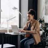 lampka-led-nocna-biurkowa-szkolna-kreslarska-na-biurko-lampa-uchwyt-na-tel-kolor-bialy