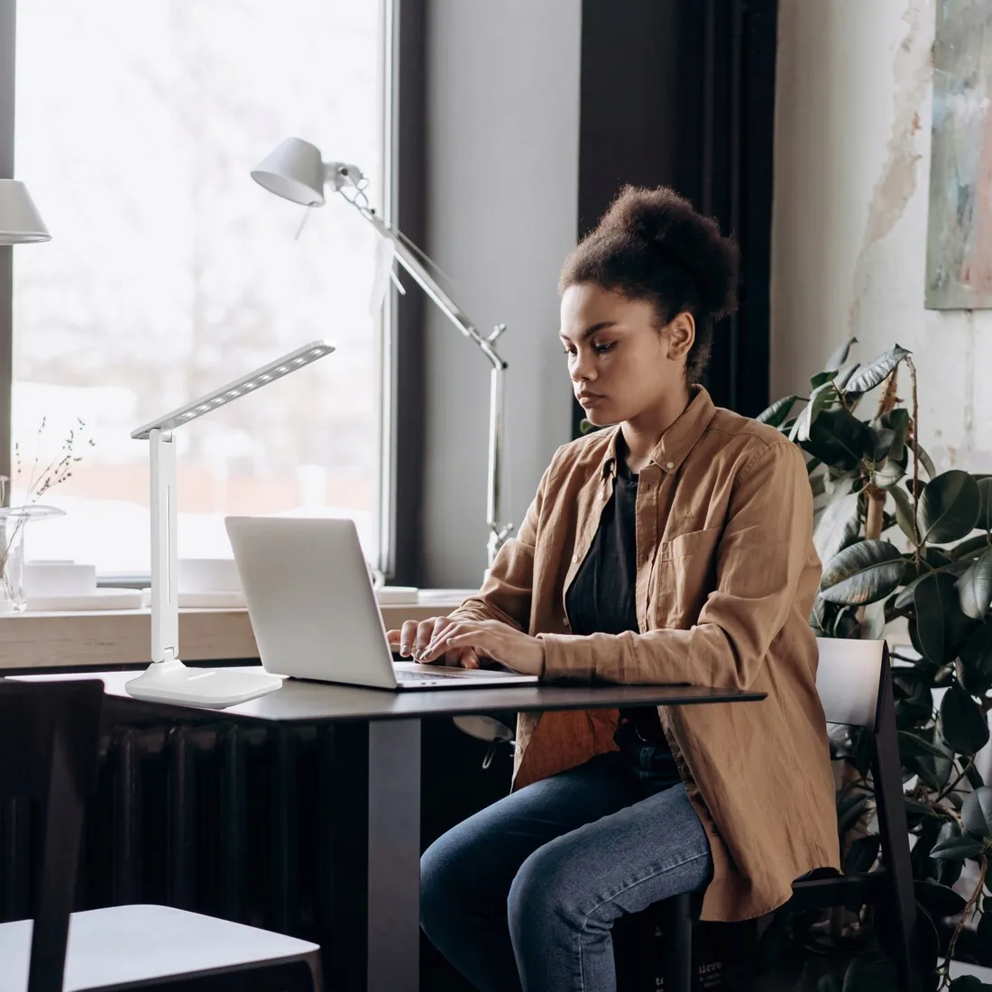 lampka-led-nocna-biurkowa-szkolna-kreslarska-na-biurko-lampa-uchwyt-na-tel-stan-nowy