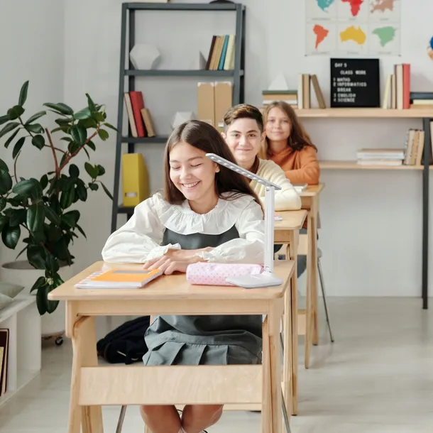 lampka-led-nocna-biurkowa-szkolna-kreslarska-na-biurko-lampa-uchwyt-na-tel-glebokosc-produktu-5-cm