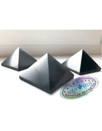 szungit-piramida-polerowana-ok-7-cm-aquavitus