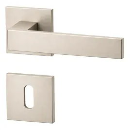 klamka-drzwiowa-kwadro-nikiel-szczotkowany-rozety-na-klucz-slim-premium