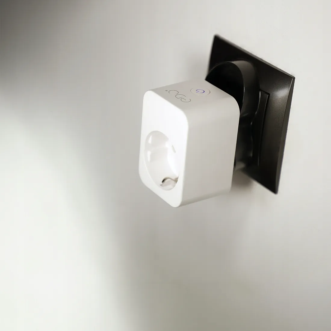 inteligentne-gniazdko-wifi-z-monitorem-energii-tuya-smart-edo-solution