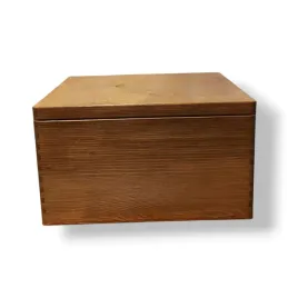 pudelko-drewniane-z-uchwytem-serce-eko-na-prezent-orzech-ciemny-40x30x23cm