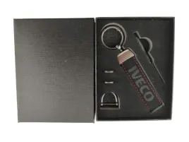 iveco-brelok-breloczek-brylok-alcantara-pudelko