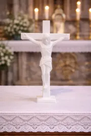 bialy-krucyfiks-stojacy-ozdoba-figura-jezusa-na-krzyzu-religijna-20-cm