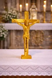 zloty-krucyfiks-stojacy-ozdoba-figura-jezusa-religijna-na-krzyzu-25-cm